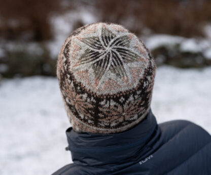 Scalloway herrelue i Fair Isle strikk - Bilde 2