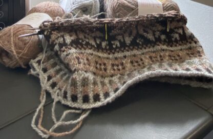 Scalloway herrelue i Fair Isle strikk - Bilde 3