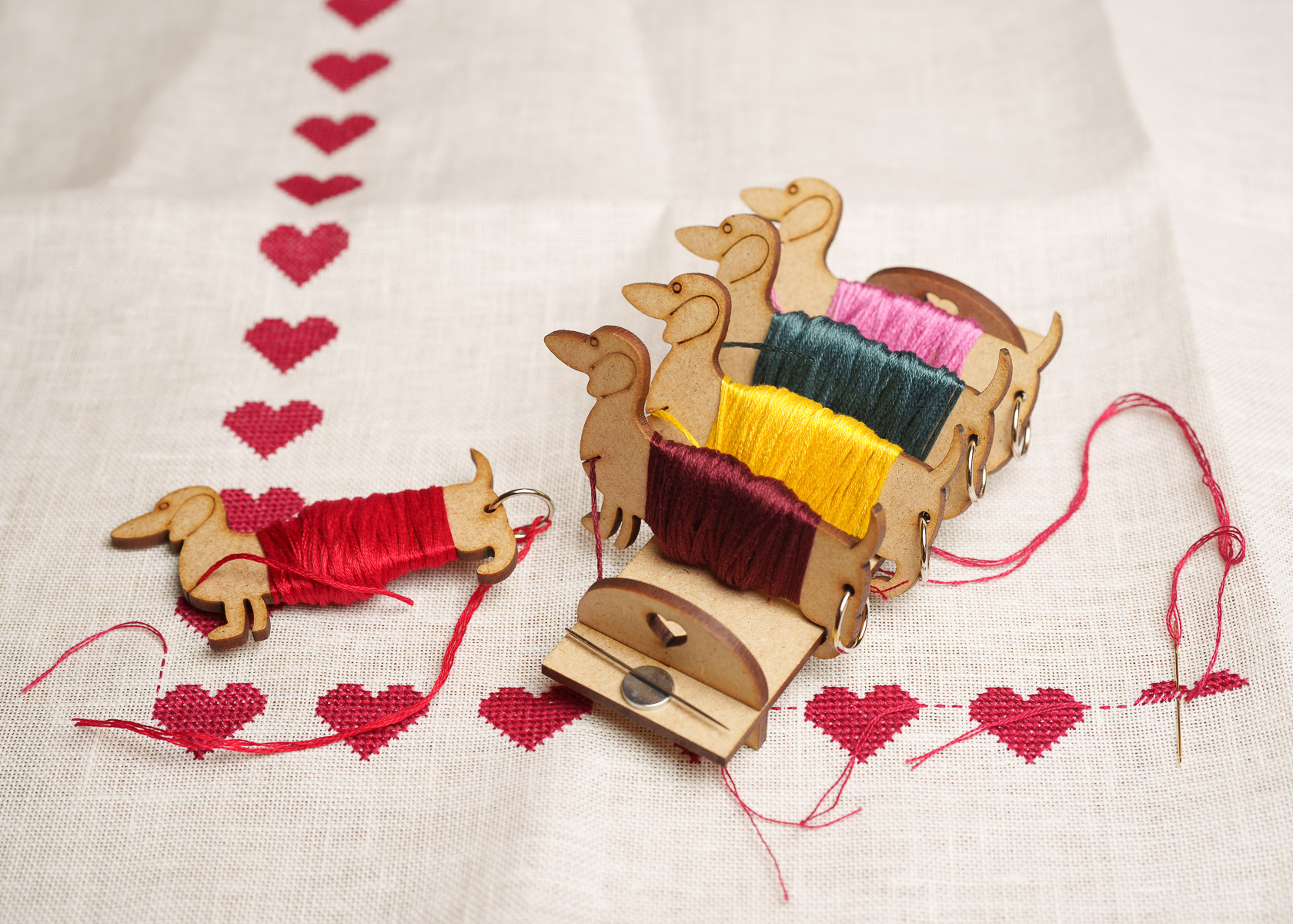 Garnvinsler - hundesett m/5 Dachshunder og stativ