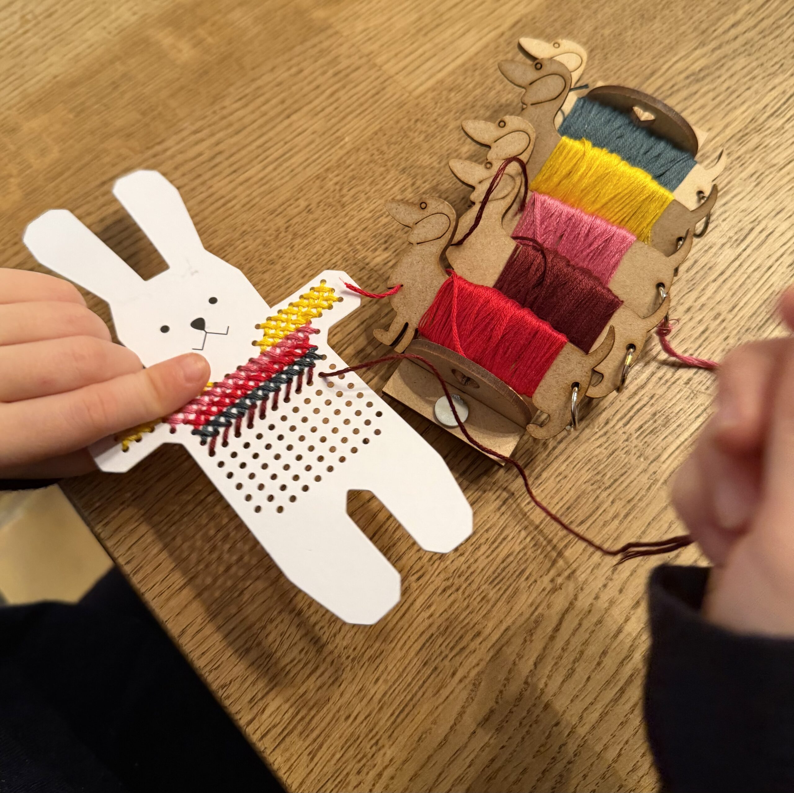 Garnvinsler - hundesett m/5 Dachshunder og stativ - Bilde 5