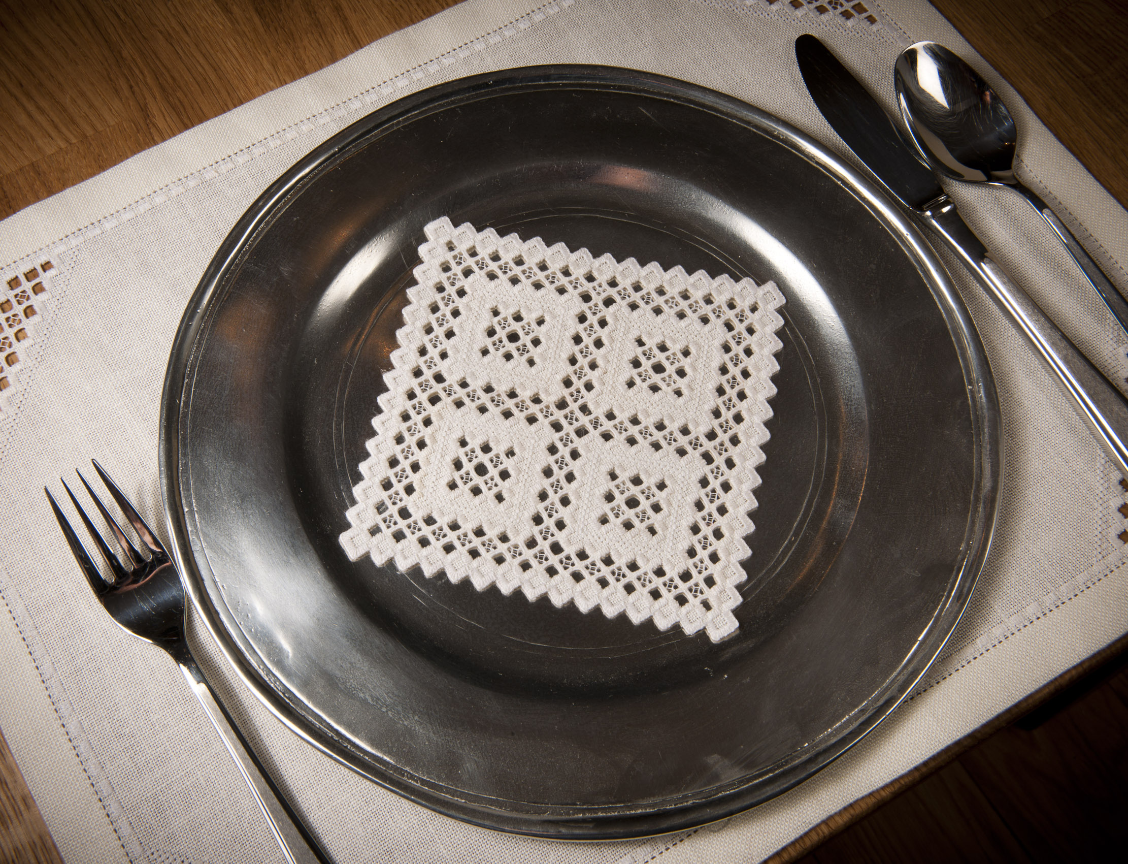 HARDANGERSØM tallerkendemper/liten brikke i lin, broderi materialpakke!