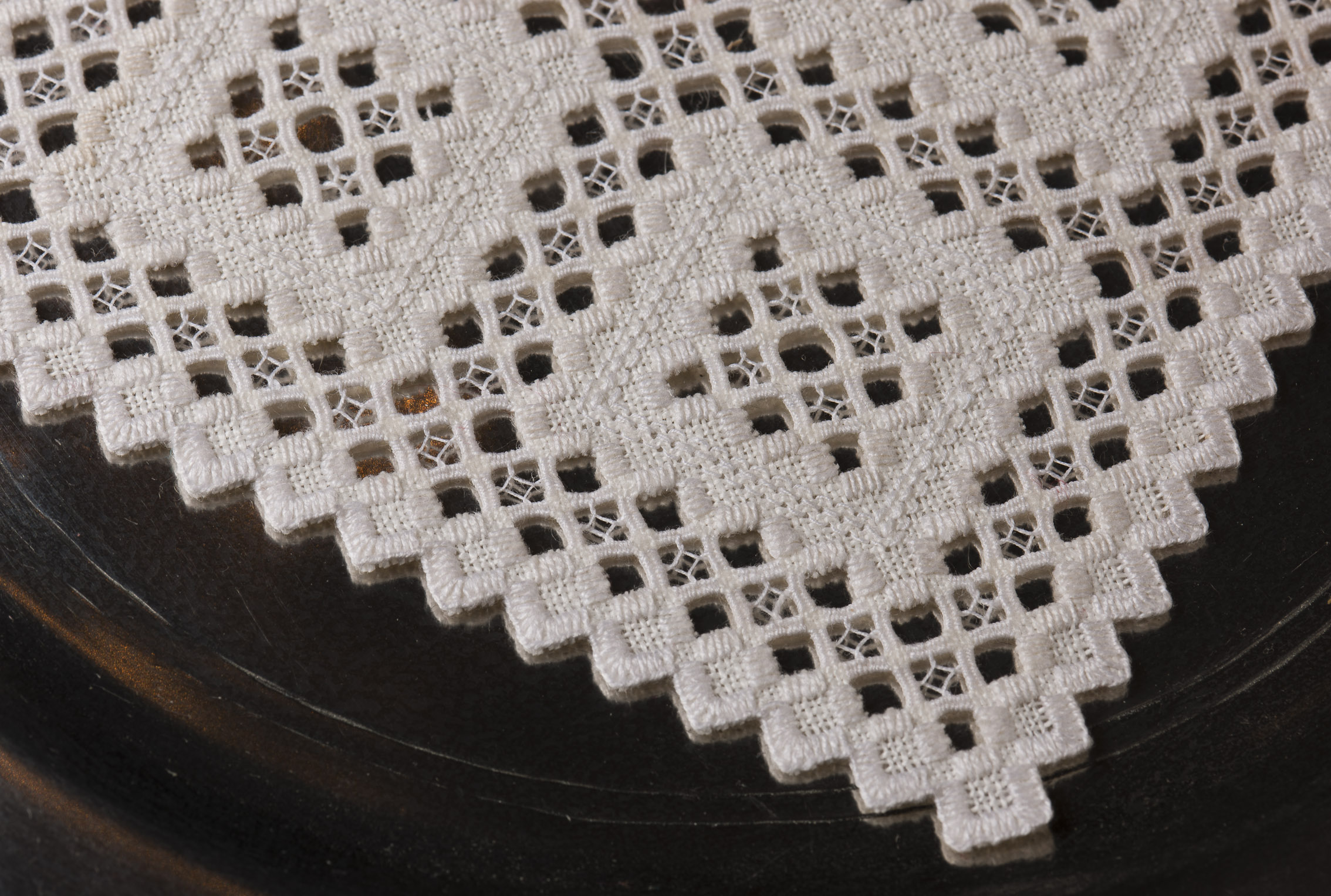 HARDANGERSØM tallerkendemper/liten brikke i lin, broderi materialpakke! - Bilde 2